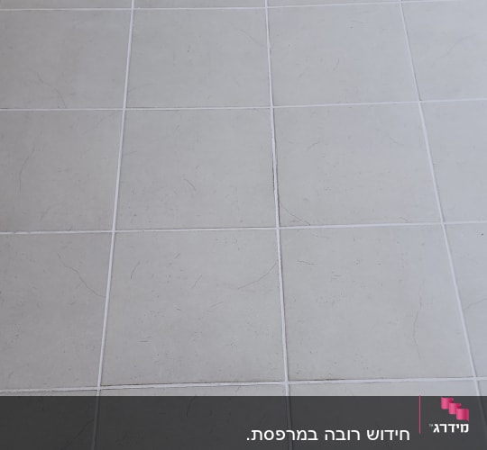 רצפת אריחים אפורה עם קווי רובה לבנים